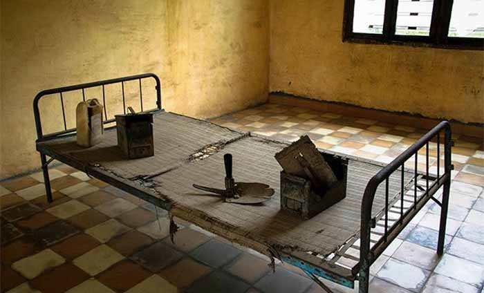 Tuol Sleng (S-21), Phnom Penh - Torture room