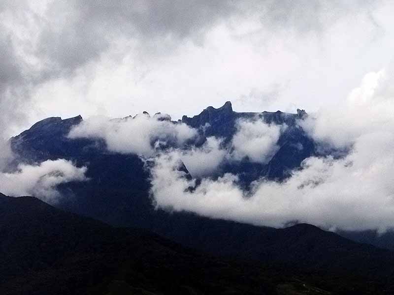 borneo kinabalu-climb - kinabalu morning clouds